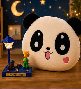 Kişiye Özel İsimli Küçük Prens Biblolu Masa Lambası & Panda Polar Yastık Seti