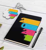 BK Gift Kişiye Özel 2024 Mutlu Yıllar Siyah Defter Kalem ve Anahtarlık Hediye Seti-12 (Model 1)