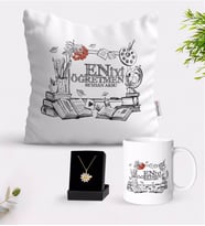 BK Gift Kişiye Özel En İyi Öğretmen Beyaz Kupa Yastık ve İsimli Papatya Kolye Hediye Seti-8 (Model 1)