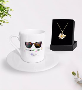 BK Gift Kişiye Özel Okulda Ünlüyüm Türk Kahvesi Fincanı ve İsimli Papatya Kolye Hediye Seti-1 (Model 1)