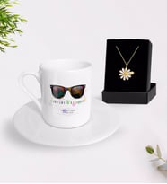 BK Gift Kişiye Özel Okulda Ünlüyüm Türk Kahvesi Fincanı ve İsimli Papatya Kolye Hediye Seti-1 (Model 1)