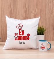 Ev Hanımı Kare Yastık ve Mavi Kupa Bardak