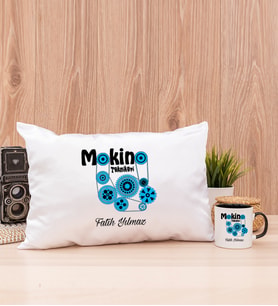 Makine Teknikeri Dikdörtgen Yastık ve Siyah Kupa Bardak