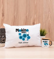 Makine Teknikeri Dikdörtgen Yastık ve Siyah Kupa Bardak