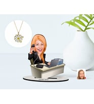 BK Gift Kişiye Özel Kadın Asistan Karikatürlü 3D Ahşap Biblo ve İsimli Tarihli Papatya Kolye Seti-1 (Model 1)