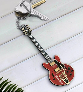 BK Gift Kişiye Özel İsimli Elektro Gitar Enstrüman Ahşap Anahtarlık-3 (Beyaz)