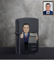 Kişiye Özel Bankacı Karikatürlü UV Baskılı Siyah Benzinli Çakmak Bay-1