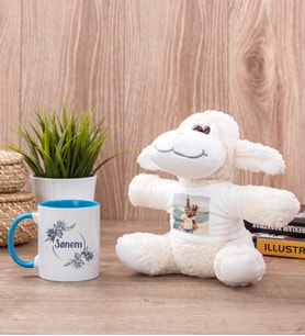 İsme Özel Çiçek Desenli Mavi Kupa Bardak ve Peluş Koyun