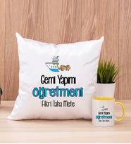 Gemi Yapımı Öğretmeni Kare Yastık ve Sarı Kupa Bardak