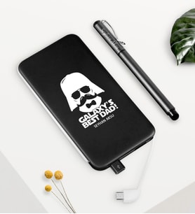 BK Gift Kişiye Özel Galaksinin En İyi Babası Siyah 5000 mAh Powerbank ve Kalem Seti (Model 1)
