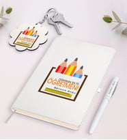 BK Gift Kişiye Özel Dünyanın En İyi Öğretmeni Beyaz Defter Kalem Ve Anahtarlık Hediye Seti-20 (Model 1)