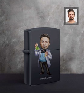 Kişiye Özel Kimyager Karikatürlü UV Baskılı Siyah Benzinli Çakmak Bay-1
