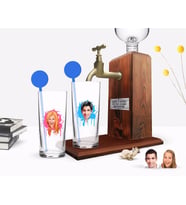 BK Gift Kişiye Özel Renkli Baskılı Erkek ve Kadın Karikatürlü İkili Vodka Bardağı ve Ahşap Vodka Standı Hediye Seti-31 (Model 1)