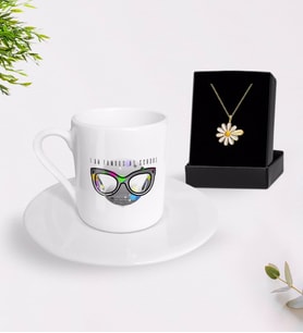 BK Gift Kişiye Özel Okulda Ünlüyüm Türk Kahvesi Fincanı ve İsimli Papatya Kolye Hediye Seti-3 (Model 1)