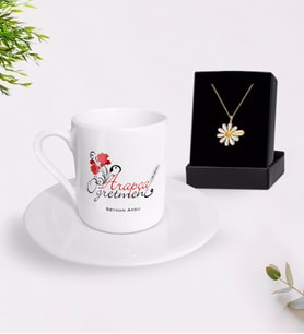 BK Gift Kişiye Özel Arapça Öğretmeni Türk Kahvesi Fincanı ve İsimli Papatya Kolye Hediye Seti-1 (Model 1)