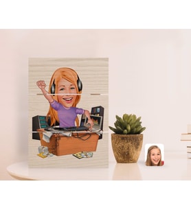 BK Gift Kişiye Özel Kadın Radyocu Karikatürlü Otantik Masaüstü Ahşap Palet Çerçeve-1 (Beyaz)