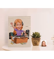 BK Gift Kişiye Özel Kadın Radyocu Karikatürlü Otantik Masaüstü Ahşap Palet Çerçeve-1 (Beyaz)