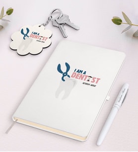 BK Gift Kişiye Özel Diş Hekimi Beyaz Defter Kalem ve Anahtarlık Hediye Seti-1 (Model 1)