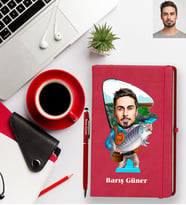 Kişiye Özel Balıkçı Karikatürlü Kırmızı Defter Kalem Hediye Seti Bay-3