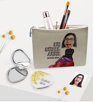 BK Gift Kişiye Özel En Güzel Anne Karikatürlü Keten Makyaj Çantası ve Kalp Ayna Seti (Model 1)