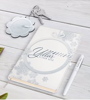 BK Gift Kişiye Özel Yılbaşı Mutlu Yıllar Beyaz Defter Kalem ve Anahtarlık Hediye Seti-14 (Model 1)