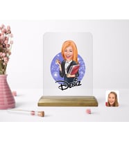 BK Gift Kişiye Özel Kadın Yönetici Karikatürlü Ahşap Standlı Çerçeve (Beyaz)