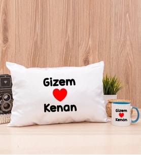 Sevgililere Özel İsim Yazılı Dikdörtgen Yastık ve Mavi Kupa Bardak