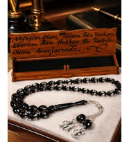 Kişiye Özel Ahşap Kutulu Siyah Toz Kehribar Tesbih (Çok Renkli)