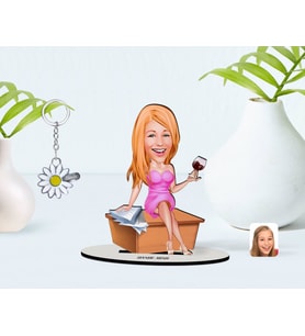 BK Gift Kişiye Özel Kadın Patron Karikatürlü 3D Ahşap Biblo ve İsimli Silver Papatya Anahtarlık-7 (Model 1)