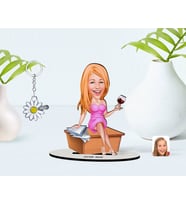 BK Gift Kişiye Özel Kadın Patron Karikatürlü 3D Ahşap Biblo ve İsimli Silver Papatya Anahtarlık-7 (Model 1)