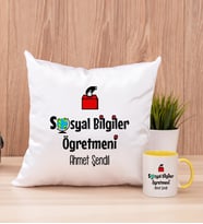 Sosyal Bilgiler Öğretmeni Kare Yastık ve Sarı Kupa Bardak