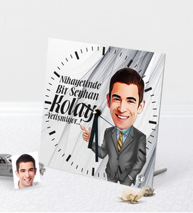 BK Gift Kişiye Özel Bay Kolay Yetişmiyor Karikatürlü Masaüstü Kare Cam Saat - 2 (Beyaz)