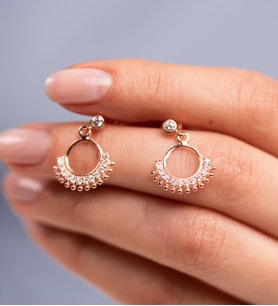 Taşlı sallantılı gümüş küpe