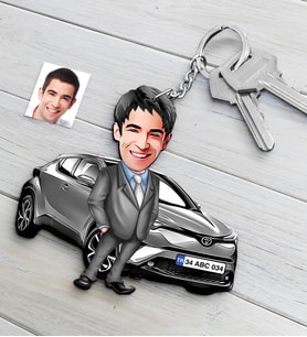BK Gift Kişiye Özel Bay Toyota C-HR Figürlü Plakalı Ahşap Karikatür Anahtarlık-2 (Beyaz)