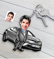 BK Gift Kişiye Özel Bay Toyota C-HR Figürlü Plakalı Ahşap Karikatür Anahtarlık-2 (Beyaz)