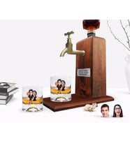 BK Gift Kişiye Özel Renkli Baskılı Sevgililer Karikatürlü İkili Viski Bardağı ve Ahşap Viski Standı Hediye Seti-18 (Model 1)