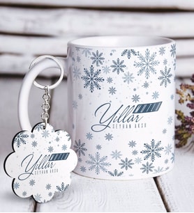 BK Gift Kişiye Özel Yılbaşı Mutlu Yıllar Beyaz Kupa ve Anahtarlık Hediye Seti-17 (Model 1)