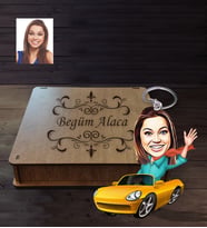 Kişiye Özel Sürücü Karikatürlü  Ahşap Anahtarlık Kutulu Bayan-1