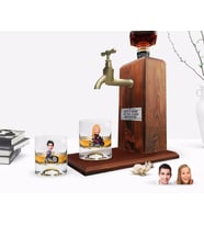 BK Gift Kişiye Özel Renkli Baskılı Erkek ve Kadın Karikatürlü İkili Viski Bardağı ve Ahşap Viski Standı Hediye Seti-6 (Model 1)