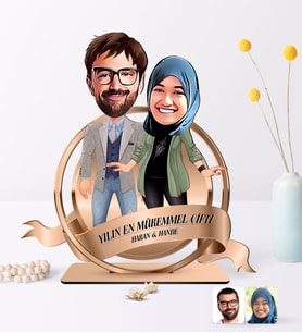 BK Gift Kişiye Özel Yılın En Mükemmel Çifti Karikatürlü 3D Ahşap Biblo Plaket-60 (Beyaz)