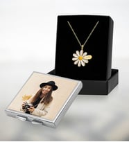 BK Gift Kişiye Özel İsimli Papatya Kolye ve Fotoğraflı Metal Kare Ayna Set, Sevgiliye Hediye, Arkadaşa Hediye