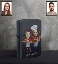 Kişiye Özel Aşçı Sevgili Karikatürlü UV Baskılı Siyah Benzinli Çakmak Model-2