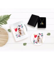 BK Gift Kişiye Özel Sevgililer Günü Temalı İsimli Fotoğraflı Kupa Bardak Altlığı ve Çift Harfli Bulut Kolye Seti-30 (Model 1)