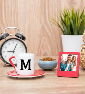 Baş Harfli Kırmızı Kahve Fincanı ve Kırmızı Mini Fotoğraf Çerçevesi