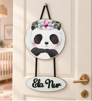 Gifties Çiçekten Taçlı Panda Yavrusu Temalı Kişiye Özel Kapı Süsü