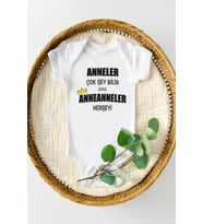 Anneler Çok Şey Bilir ama Anneanneler Her Şeyi Baskılı Bebek Body Zıbın
