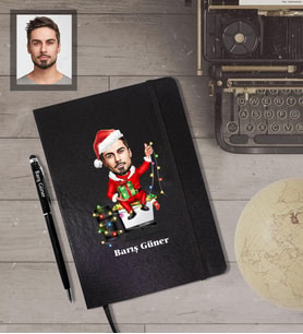 Kişiye Özel Yılbaşı Erkek Karikatürlü Siyah Defter Kalem Hediye Seti Model-5