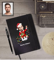 Kişiye Özel Yılbaşı Erkek Karikatürlü Siyah Defter Kalem Hediye Seti Model-5