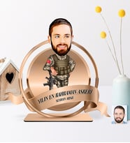 BK Gift Kişiye Özel Yılın En Kahraman Askeri Karikatürlü 3D Ahşap Biblo Plaket