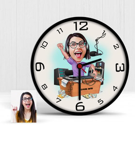 BK Gift Kişiye Özel Bayan Radyocu Karikatür Ahşap Duvar Saati  1